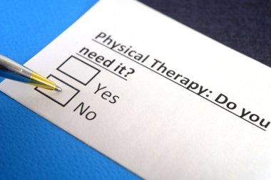 Bir kişi fizik tedaviyle ilgili soruya cevap veriyor..