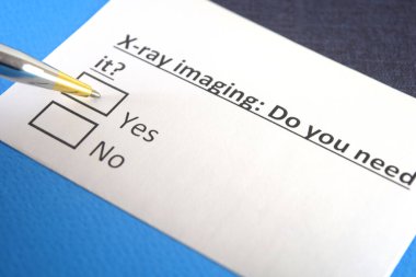 Bir kişi röntgen görüntüleme ile ilgili soruya cevap veriyor..