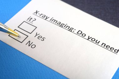 Bir kişi röntgen görüntüleme ile ilgili soruya cevap veriyor..