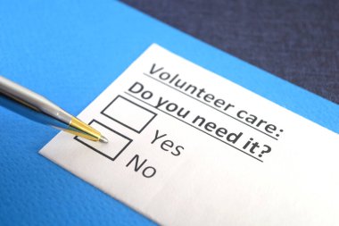 Bir kişi gönüllü bakım ile ilgili soruya cevap veriyor..