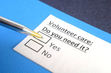 Bir kişi gönüllü bakım ile ilgili soruya cevap veriyor..