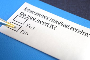 Bir kişi acil tıbbi servis ile ilgili soruları cevaplıyor..