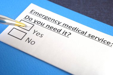 Bir kişi acil tıbbi servis ile ilgili soruları cevaplıyor..