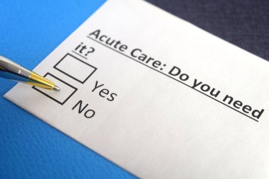 Bir kişi akut bakımla ilgili soruya cevap veriyor..