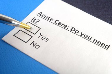Bir kişi akut bakımla ilgili soruya cevap veriyor..