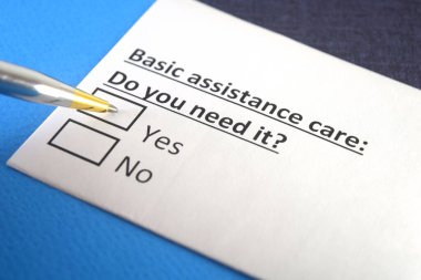 Bir kişi temel yardım hizmetleri ile ilgili soruya cevap veriyor.