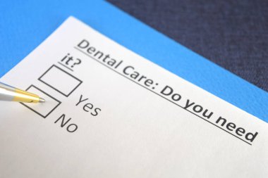 Bir kişi diş bakımıyla ilgili soruya cevap veriyor..