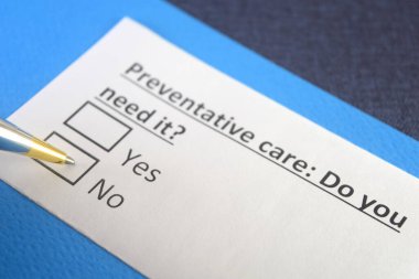 Bir kişi önleyici bakımla ilgili soruya cevap veriyor.