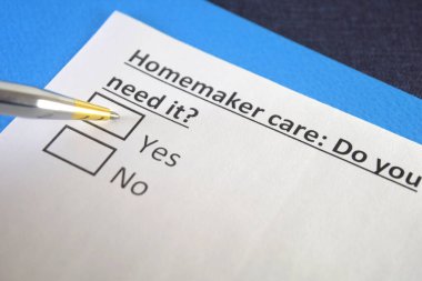 Bir kişi ev yapımı bakımı ile ilgili soruya cevap veriyor..