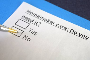 Bir kişi ev yapımı bakımı ile ilgili soruya cevap veriyor..