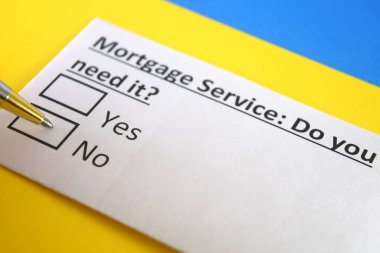 Bir kişi ipotek hizmetleri ile ilgili soruları cevaplıyor.