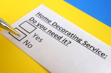 Bir kişi ev dekorasyonuyla ilgili soruları cevaplıyor..