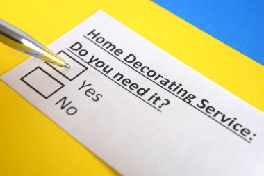 Bir kişi ev dekorasyonuyla ilgili soruları cevaplıyor..