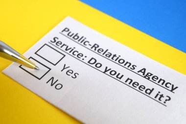 Bir kişi halkla ilişkiler dairesi hakkındaki soruları cevaplıyor.