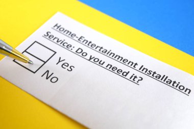 Bir kişi ev eğlencesi kurulum hizmeti ile ilgili soruları yanıtlıyor.
