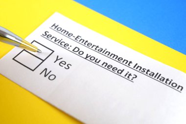 Bir kişi ev eğlencesi kurulum hizmeti ile ilgili soruları yanıtlıyor.