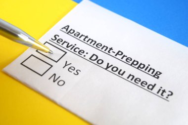 Bir kişi satış-kurşun üretim hizmeti hakkındaki soruları cevaplıyor..