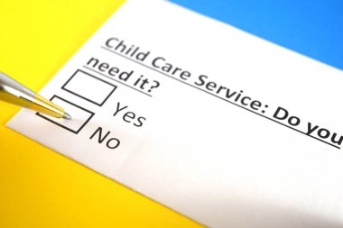 Bir kişi çocuk bakımı ile ilgili soruya cevap veriyor..