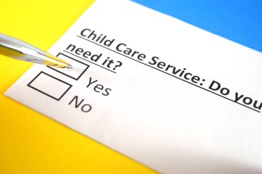 Bir kişi çocuk bakımı ile ilgili soruya cevap veriyor..