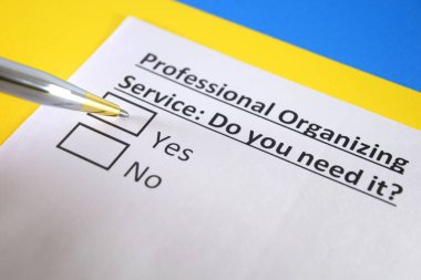 Bir kişi profesyonel organizasyon hizmeti ile ilgili soruları yanıtlıyor.