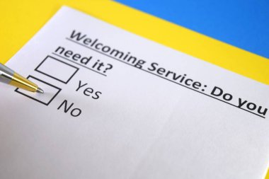 Bir kişi karşılama servisi ile ilgili soruya cevap veriyor..