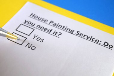 Bir kişi ev boyama servisiyle ilgili soruları cevaplıyor..