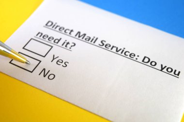 Bir kişi doğrudan alışveriş merkezi servisi ile ilgili soruya cevap veriyor..