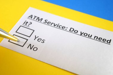 Bir kişi ATM hizmeti ile ilgili soruya cevap veriyor..