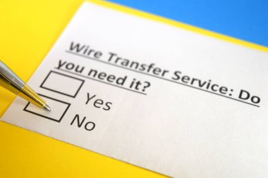 Bir kişi havale hizmeti ile ilgili soruya cevap veriyor..