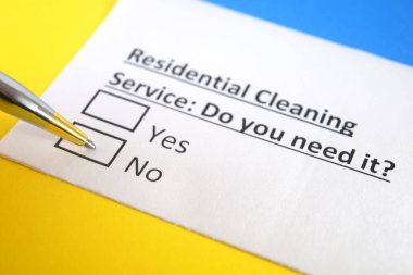 Bir kişi ev temizliği ile ilgili soruları cevaplıyor..