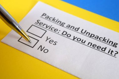 Bir kişi paketleme ve boşaltma servisi ile ilgili soruya cevap veriyor..