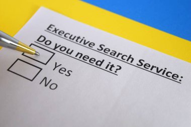 Bir kişi, yürütme arama servisi ile ilgili soruları yanıtlıyor.