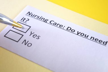 Bir kişi hemşire bakımıyla ilgili soruya cevap veriyor..