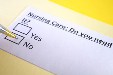 Bir kişi hemşire bakımıyla ilgili soruya cevap veriyor..