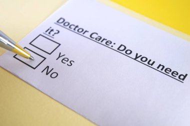 Bir kişi doktor bakımıyla ilgili soruya cevap veriyor..