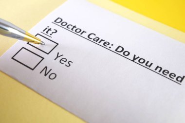 Bir kişi doktor bakımıyla ilgili soruya cevap veriyor..