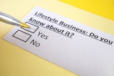 Bir kişi yaşam tarzı işiyle ilgili soruya cevap veriyor..