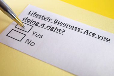 Bir kişi sorulara cevap veriyor. 