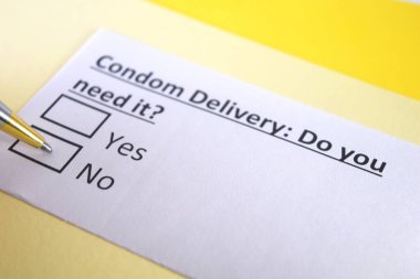 Bir kişi prezervatif teslimatıyla ilgili soruya cevap veriyor..