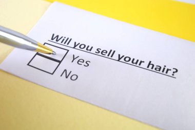 Bir kişi saç satışıyla ilgili soruya cevap veriyor..