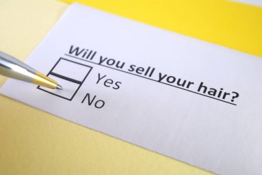 Bir kişi saç satışıyla ilgili soruya cevap veriyor..