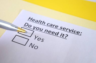 Bir kişi sağlık hizmetleri ile ilgili soruları yanıtlıyor.