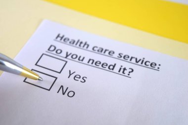 Bir kişi sağlık hizmetleri ile ilgili soruları yanıtlıyor.