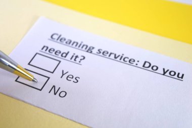 Temizlik işiyle ilgili soruya bir kişi cevap veriyor..