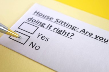 Bir kişi ev bakıcılığı sorusuna cevap veriyor..