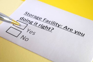 Bir kişi depolama tesisi ile ilgili soruları cevaplıyor..