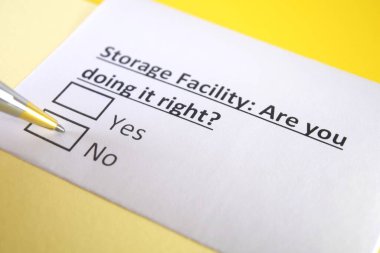 Bir kişi depolama tesisi ile ilgili soruları cevaplıyor..