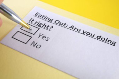 Bir kişi dışarıda yemekle ilgili soruya cevap veriyor..