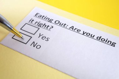 Bir kişi dışarıda yemekle ilgili soruya cevap veriyor..