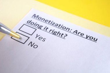 Bir kişi para kazanma sorusunu cevaplıyor.